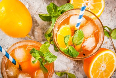 Limonlu ve naneli buzlu çay.