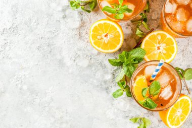 Limonlu ve naneli buzlu çay.