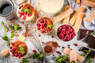 Nane ve ahududu ile tiramisu