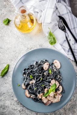 Siyah mürekkep balığı petrol ile makarna mürekkep