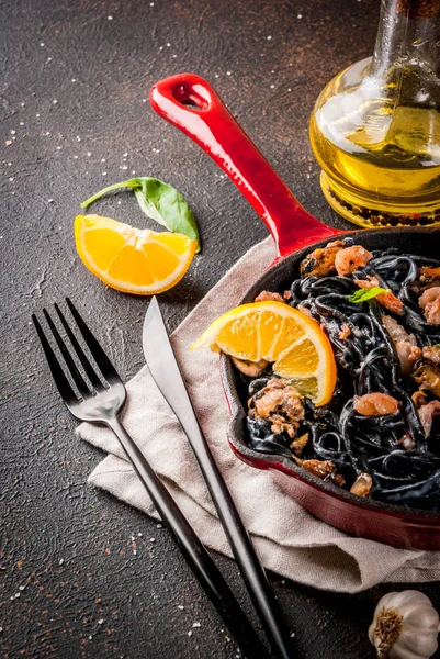 Macarrão de tinta de choco preto com frutos do mar — Fotografia de Stock