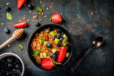 Granola ile fındık, taze meyveler ve meyve