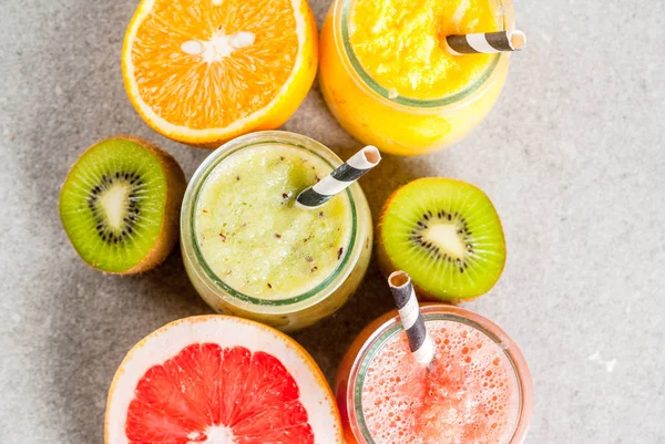 Çeşitli tropikal meyve smoothies