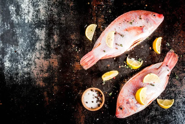 Φρέσκο ωμό ψάρι ροζ τιλάπια — Φωτογραφία Αρχείου