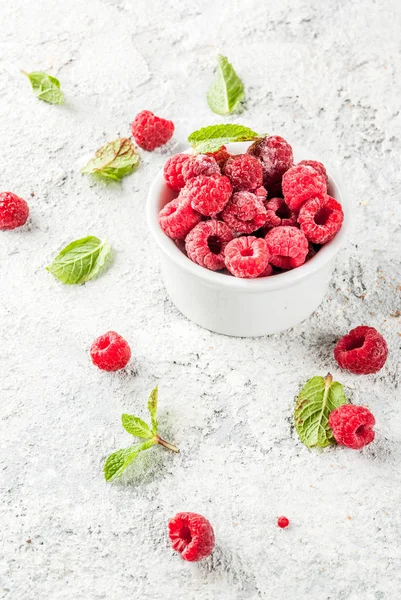 민트와 신선한 나무 딸기 — 스톡 사진