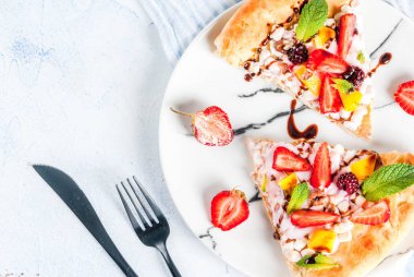 Yaz aperatifler. Meyve pizza