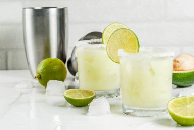 Avokado ve kireç margarita