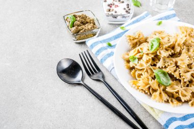 Pesto soslu Farfalle makarna