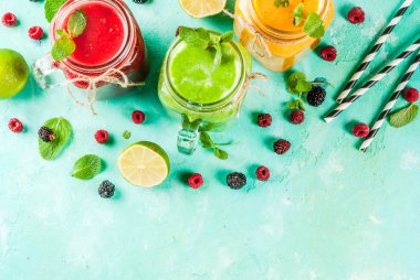 Renkli meyve ve sebze smoothies