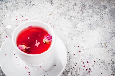 Gül tomurcukları ile bitkisel çay