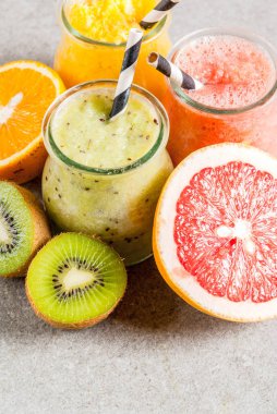 Çeşitli tropikal meyve smoothies