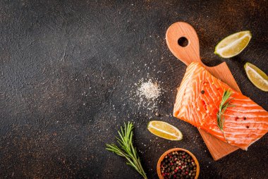 Taze çiğ balık somon, baharatlar, kireç, biberiye ile biftek filetosu