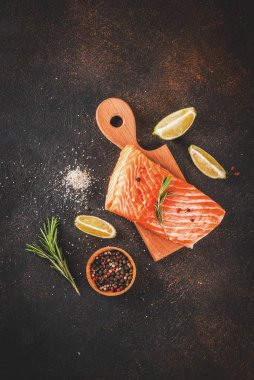 Taze çiğ balık somon, baharatlar, kireç, biberiye ile biftek filetosu