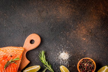 Taze çiğ balık somon, baharatlar, kireç, biberiye ile biftek filetosu