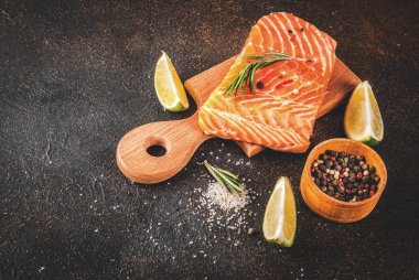 Taze çiğ balık somon, baharatlar, kireç, biberiye ile biftek filetosu