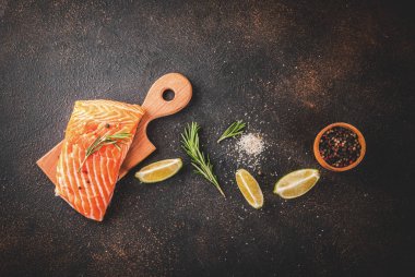Taze çiğ balık somon, baharatlar, kireç, biberiye ile biftek filetosu