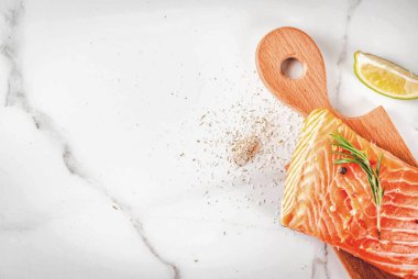 Taze çiğ balık somon, baharatlar, kireç, biberiye ile biftek filetosu