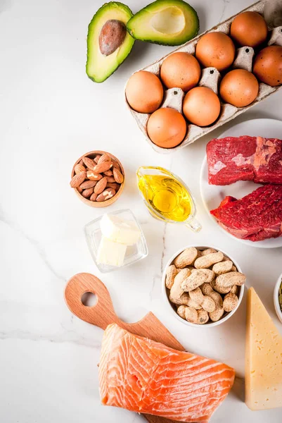 Conceito de dieta cetogênica de baixo carboidratos. Alimentos saudáveis e equilibrados com hig — Fotografia de Stock