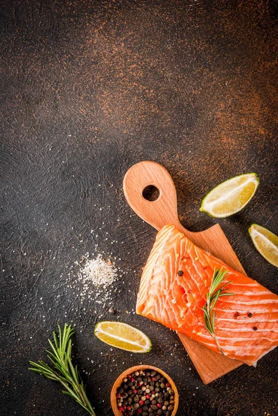 Taze çiğ balık somon, baharatlar, kireç, biberiye ile biftek filetosu