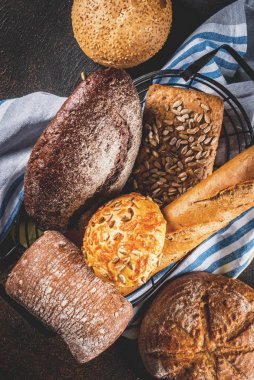 Çeşitli ev yapımı tahıl ekmeği