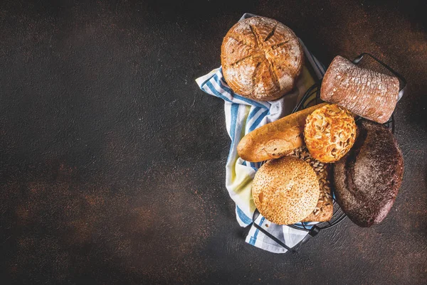 Variedad de pan de grano casero — Foto de Stock