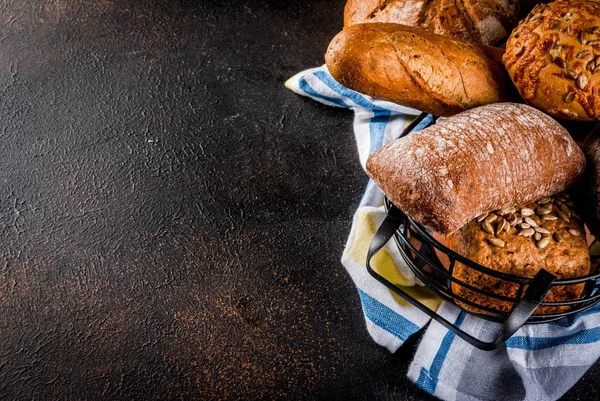 Variedad de pan de grano casero — Foto de Stock