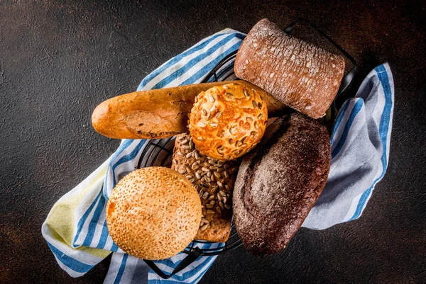 Variedad de pan de grano casero — Foto de Stock