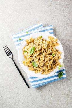 Pesto soslu Farfalle makarna