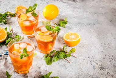 Limonlu ve naneli buzlu çay.