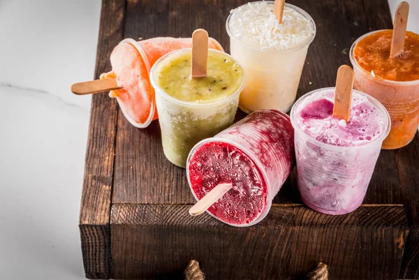 Juice och smoothie popsicles — Stockfoto