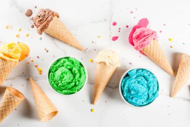 Farklı ev yapımı eritme dondurma kase ve gözleme buz cre