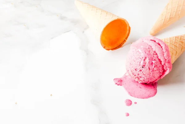 Helado casero de bayas en conos de helado, fondo de mármol blanco — Foto de Stock