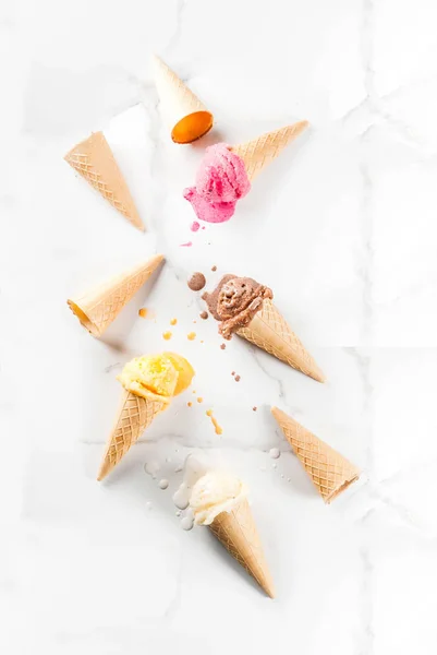Hemmagjord choklad, vanilj, bär glass i glass kottar, — Stockfoto