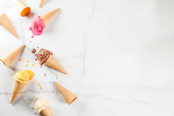 Домашній шоколад, ваніль, ягідне морозиво в конусах морозива , — стокове фото