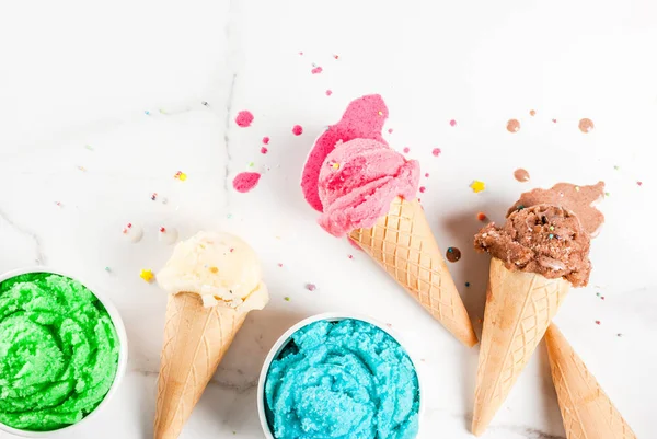 Різні домашні танення морозива в мисках і вафельному морозиві — стокове фото