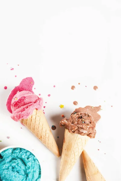 Helado casero de baya y chocolate en conos de gofre, ma blanca — Foto de Stock