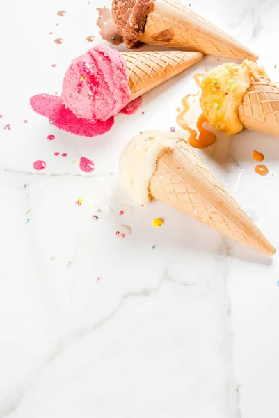 Homemade berry vanilla caramel chocolate ice cream in waffle con — Stock Photo, Image