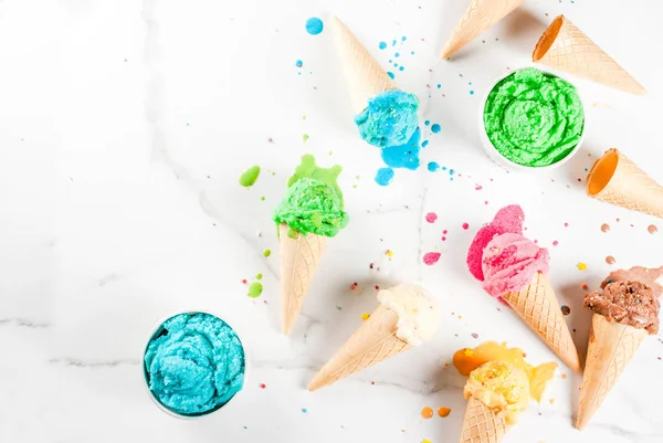 Різні домашні танення морозива в мисках і вафельному морозиві — стокове фото