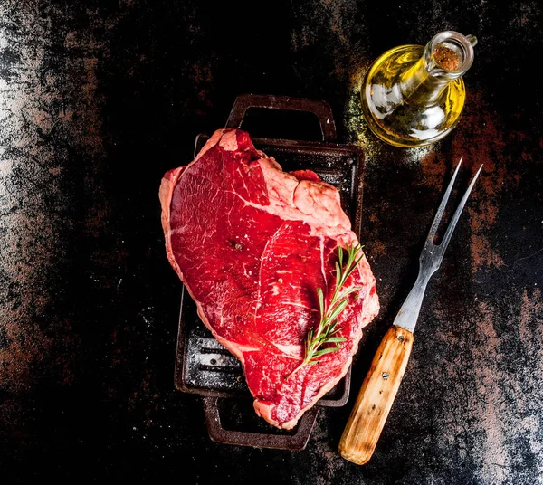 Свежее сырое мясо, баранина или говядина стейк — стоковое фото