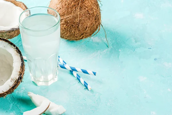 Свежая органическая кокосовая вода — стоковое фото