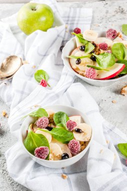 Ispanak ve granola meyve salatası