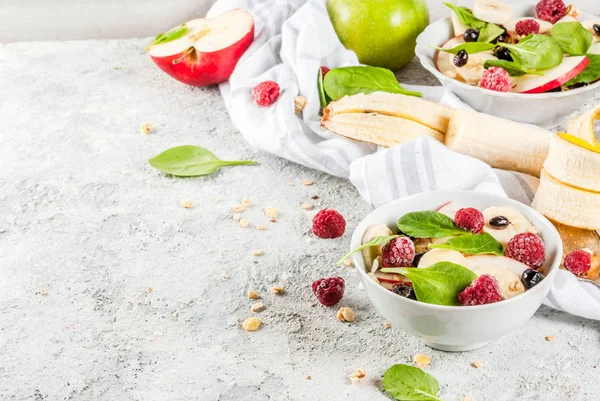 Fruit salad with spinach and granola — Stock Photo, Image