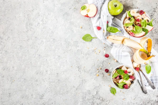 시금치와 그 라 놀라와 과일 샐러드 — 스톡 사진