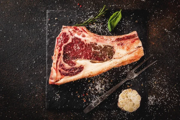 Carne de res cruda bistec striplon —  Fotos de Stock