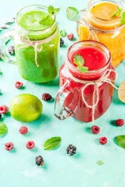 Renkli meyve ve sebze smoothies