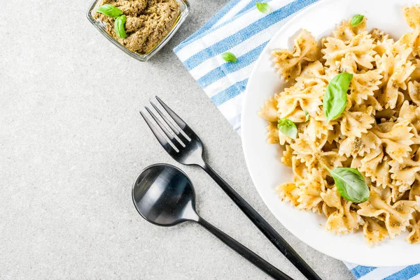 Pesto soslu Farfalle makarna