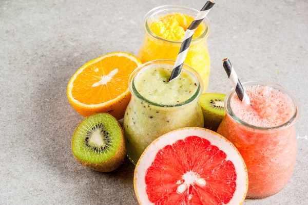 Vários smoothies de frutas tropicais — Fotografia de Stock