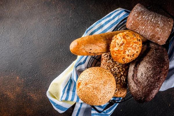 Variedad de pan de grano casero — Foto de Stock