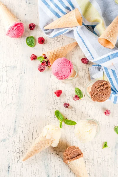 Varios de helado sabor en conos — Foto de Stock