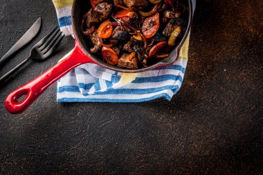 Kavrulmuş ya da alakart ızgara sığır soğan ve havuç ile karaciğer